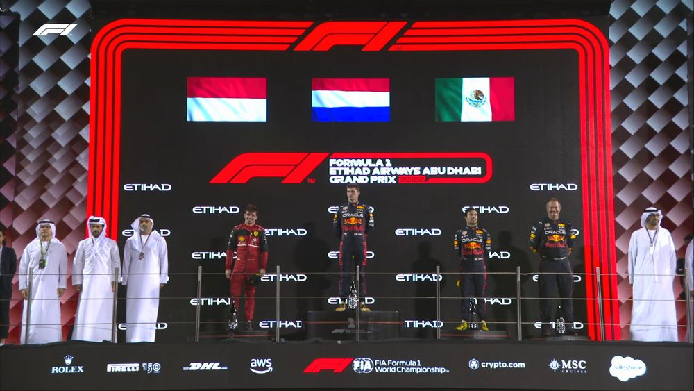Podio del GP de Abu Dabi de F1 donde entregaron a Verstappen la medalla del vencedor