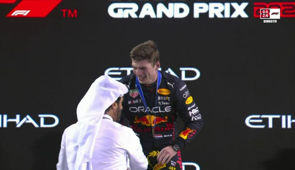 El presidente de la FIA le entrega la medalla de vencedor a Max Verstappen
