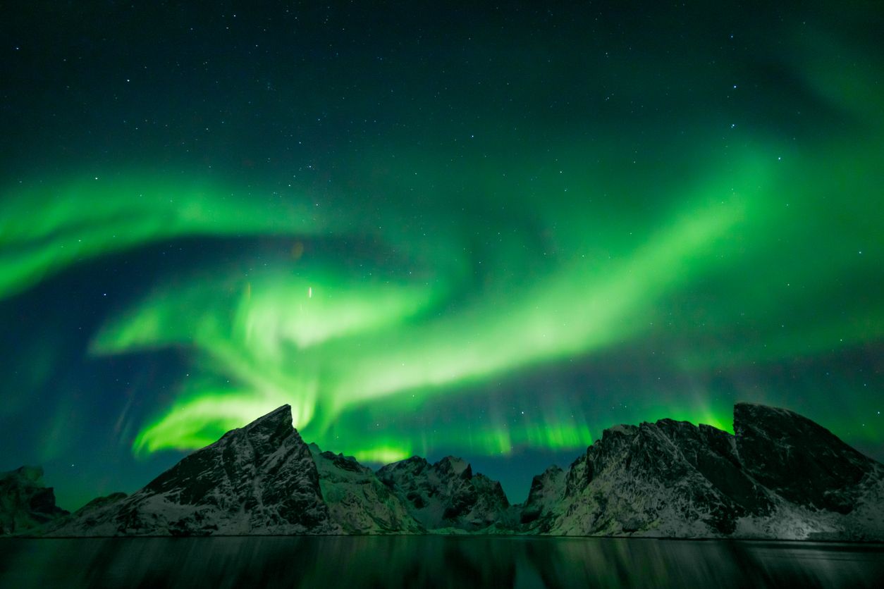 Las tormentas geomagnéticas interactúa con gases más profundos en la atmósfera, para emitir cortinas de luz conocidas como auroras.