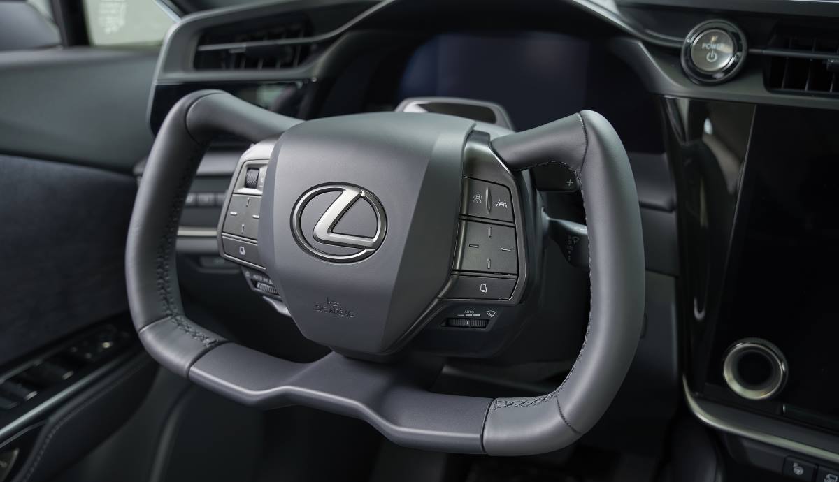 El peculiar volante del Lexus RZ 450e