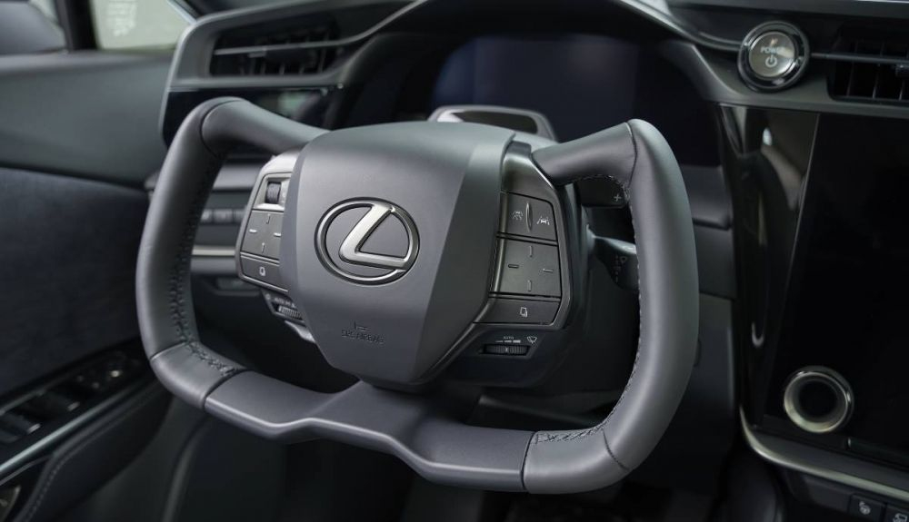 El peculiar volante del Lexus RZ 450e El peculiar volante del Lexus RZ 450e