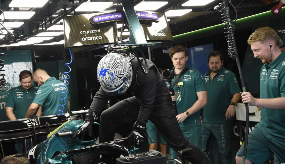 Alonso subiendo al Aston Martin vestido de negro
