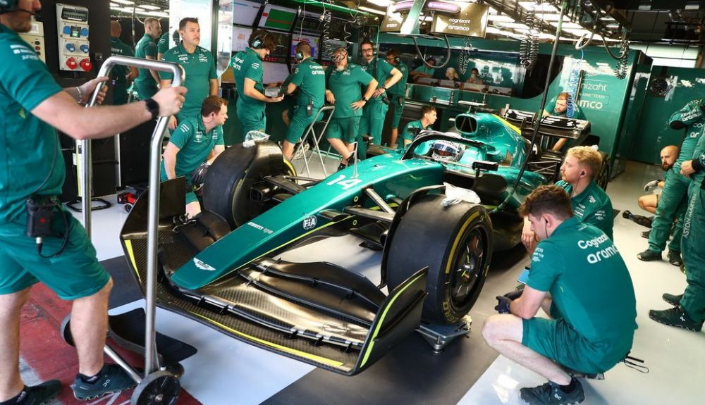 Alonso en garaje de Aston Martin Alonso en garaje de Aston Martin