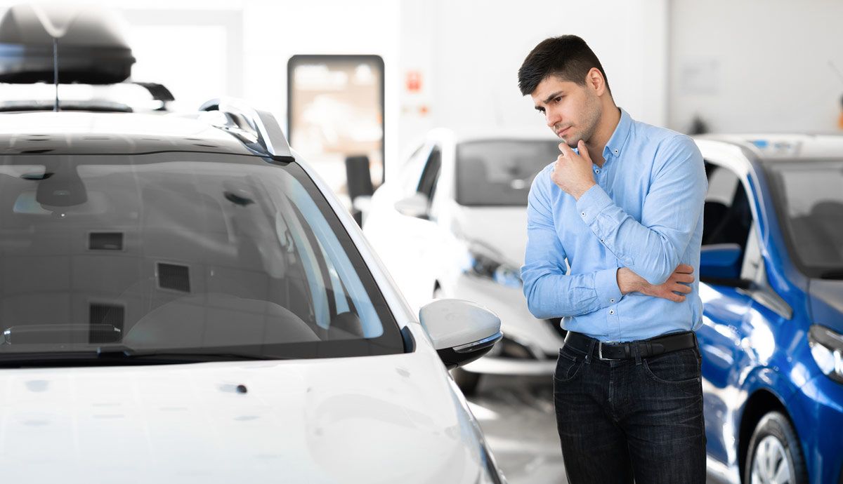 El consejo del fundador de Amazon, Jeff Bezos, sobre si comprar coche nuevo o no. Foto: iStock.