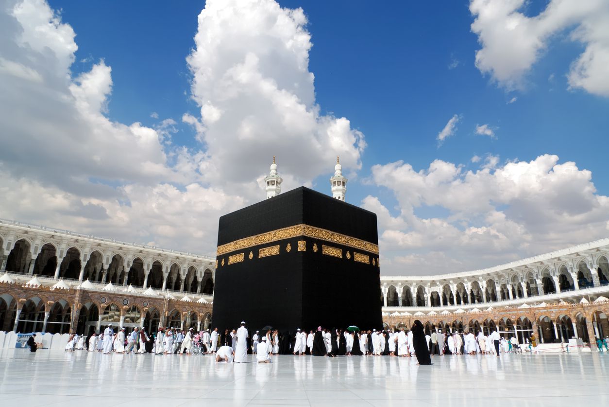 La Meca se centra en se centra en la Mezquita de Ḥaram.