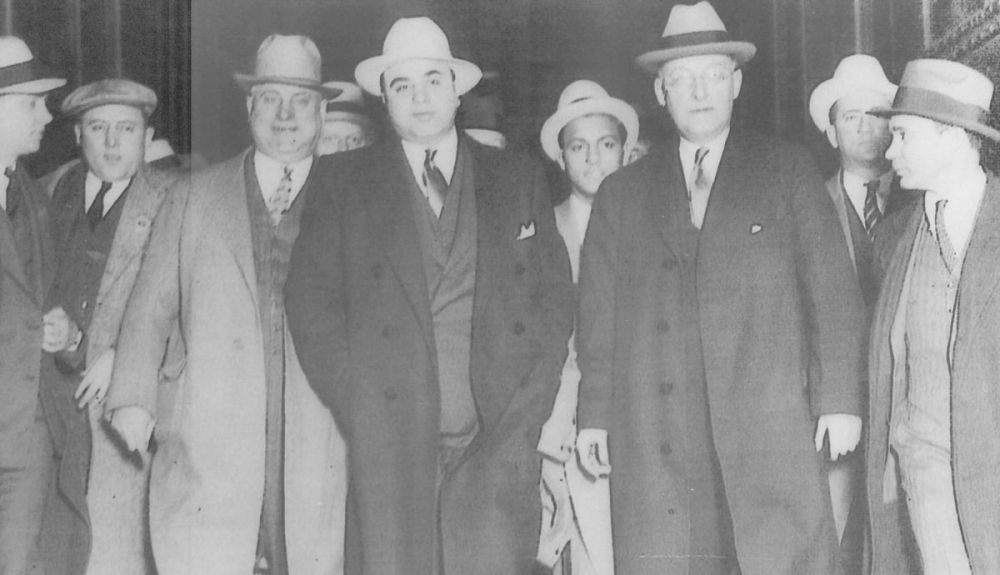 En aquel momento, Capone llegó a controlar todas las ventas de alcohol de Chicago. En aquel momento, Capone llegó a controlar todas las ventas de alcohol de Chicago.