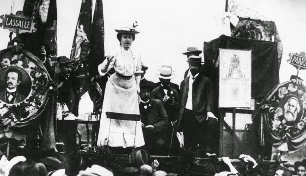 Rosa Luxemburgo, en un mitin en Alemania a principios del siglo pasado. Rosa Luxemburgo, en un mitin en Alemania a principios del siglo pasado.
