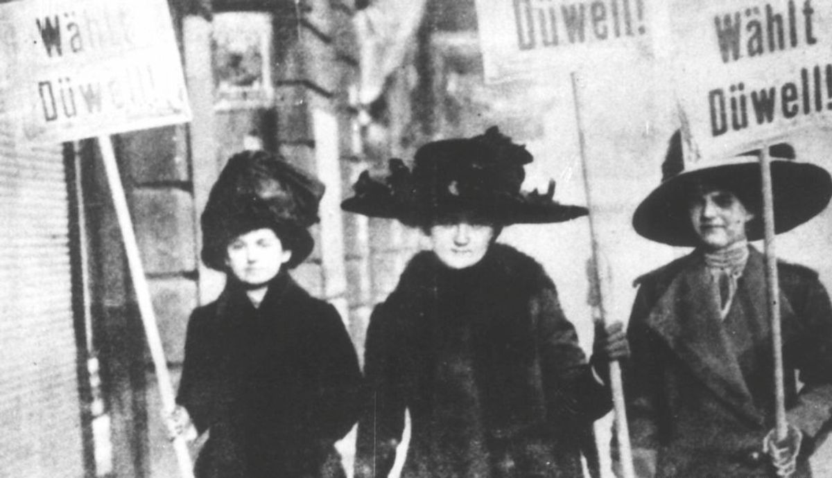Manifestantes del siglo XIX a favor del sufragio femenino en Alemania.