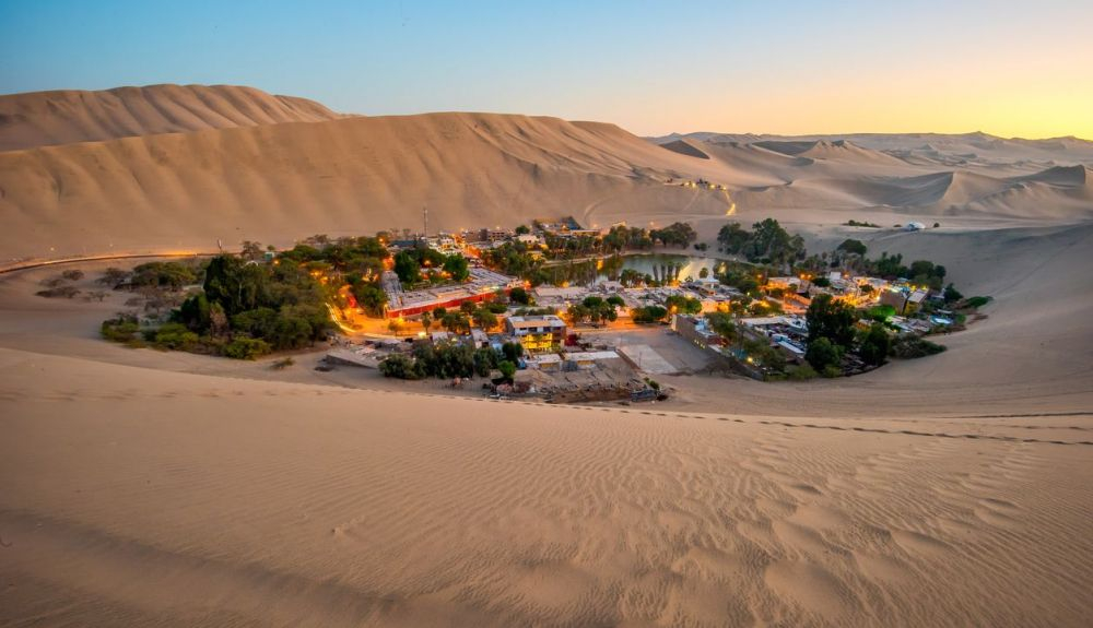 Este pequeño pueblo está escondido entre altas dunas. Este pequeño pueblo está escondido entre altas dunas.