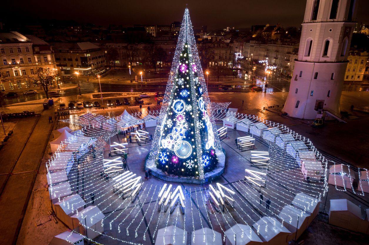 Árbol de Navidad en Vilna, Lituania, una de las mejores y más bellas ciudades navideñas de Europa.