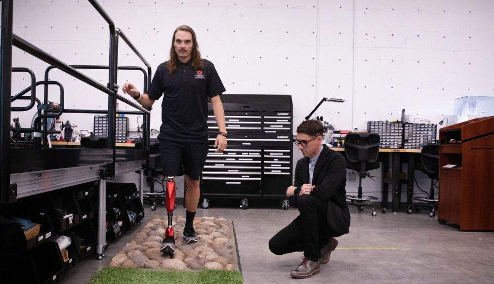 Demostración de la pierna biónica, bajo la mirada del profesor asociado de ingeniería mecánica de la Universidad de Utah, Tommaso Lenzi.