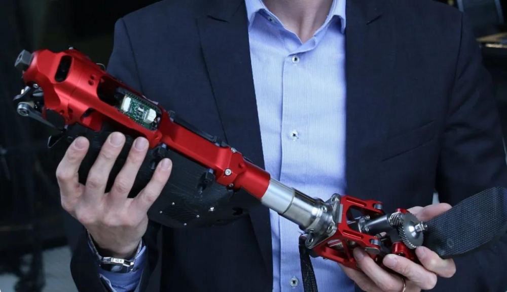 Primer plano de la nueva prótesis.