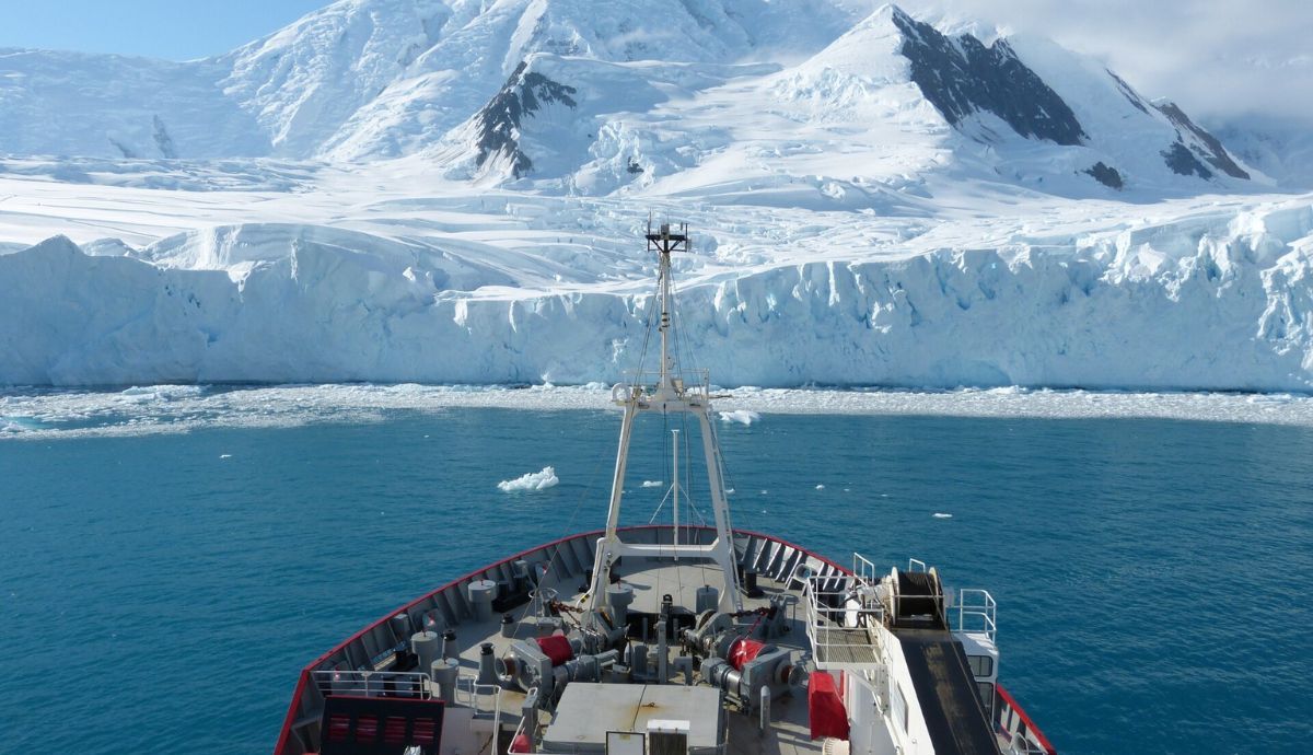 El barco de investigación RRS James Clark Ross, frente al glaciar William.