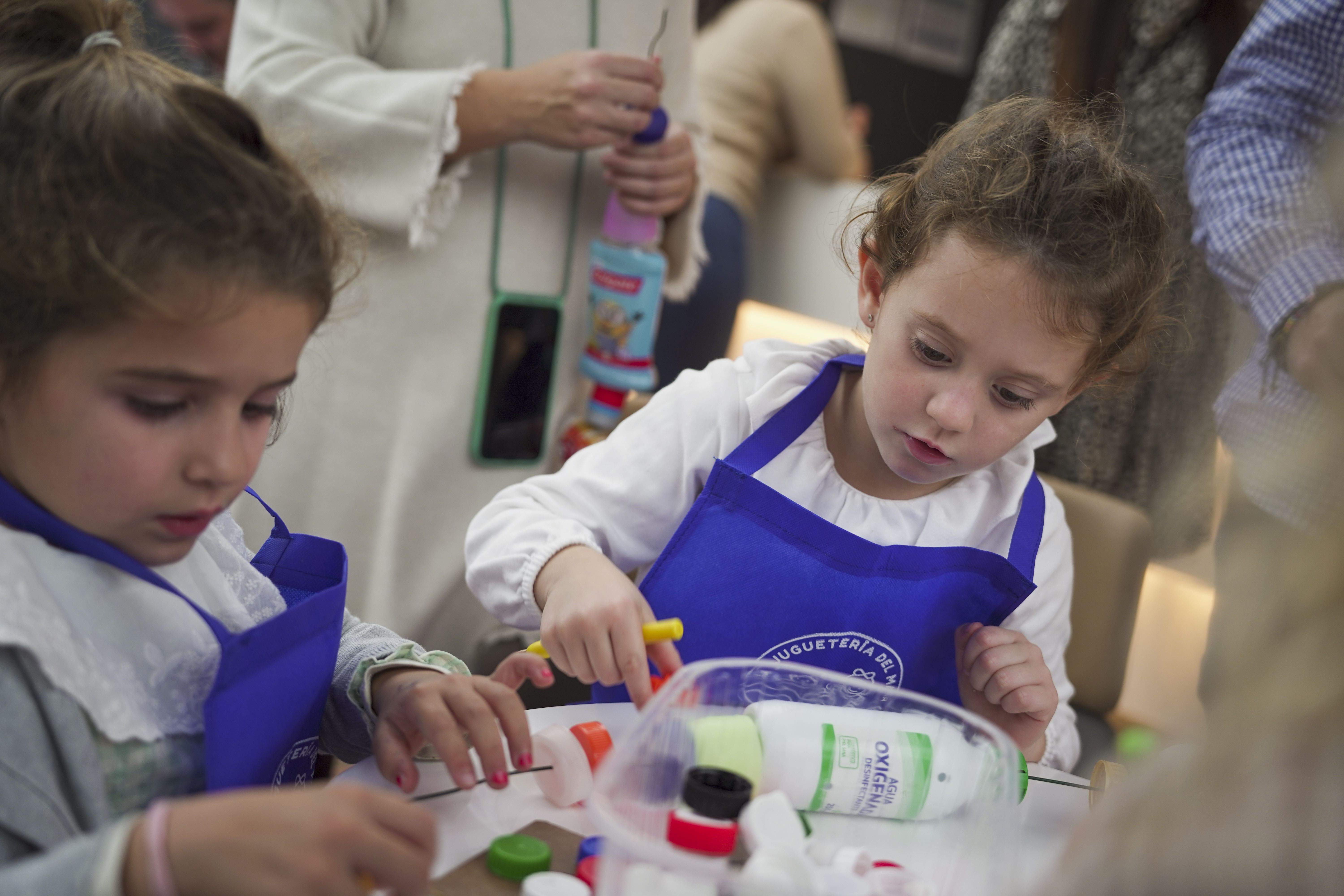 Dentro del programa de animación infantil a bordo de los buques durante el periodo navideño, Baleària ofrecerá talleres para montar juguetes a partir de plástico reciclado.