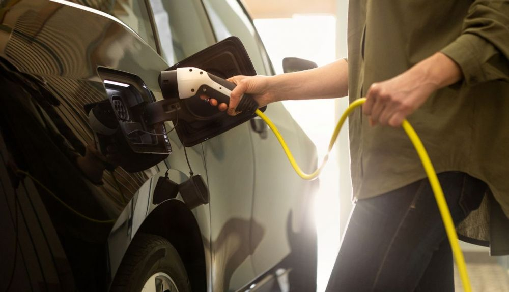 Existe la falsa creencia de que el coche eléctrico no presenta emisiones netas de CO₂. Existe la falsa creencia de que el coche eléctrico no presenta emisiones netas de CO₂.