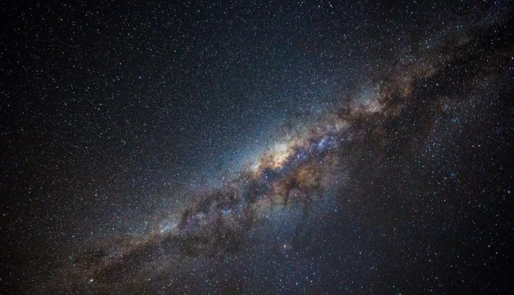 Actualmente, hay una mejor idea de lo que se encuentra detrás de la Via Lactea. Actualmente, hay una mejor idea de lo que se encuentra detrás de la Via Lactea.