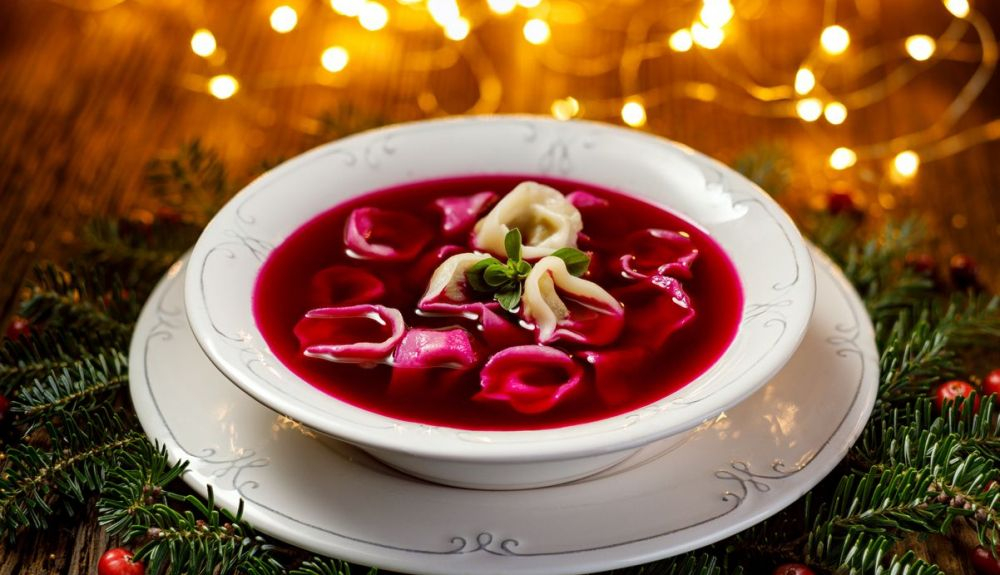 Esta comida toma su color rojo de la remolacha, un ingrediente muy popular en la cocina polaca. Esta comida toma su color rojo de la remolacha, un ingrediente muy popular en la cocina polaca.