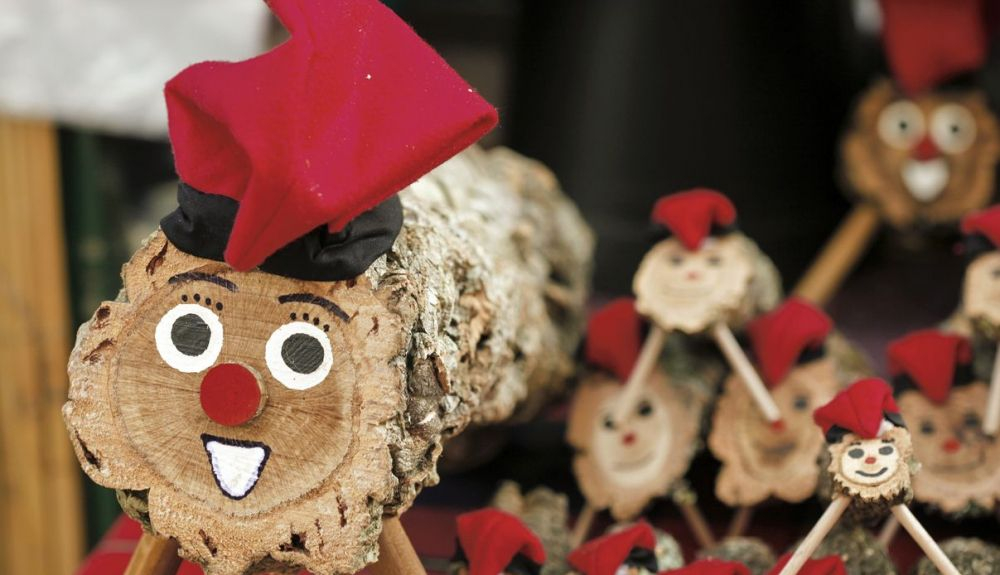 En Cataluña, los niños acostumbran a decorar un pequeño tronco de madera (el Tió) con una cara sonriente, una barretina (gorro típico catalán) y una mantita. En Cataluña, los niños acostumbran a decorar un pequeño tronco de madera (el Tió) con una cara sonriente, una barretina (gorro típico catalán) y una mantita.