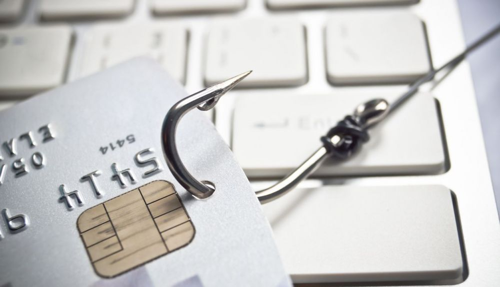 Con el Phishing, al pinchar en un link, se descarga un malware o virus que se introduce en el dispositivo de la víctima. Con el Phishing, al pinchar en un link, se descarga un malware o virus que se introduce en el dispositivo de la víctima.