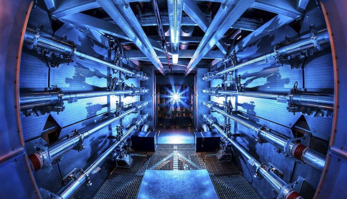 El Departamento de Energía de EE UU ha anunciado que sus científicos han logrado una reacción de fusión nuclear que ha producido más energía que la empleada. El Departamento de Energía de EE UU ha anunciado que sus científicos han logrado una reacción de fusión nuclear que ha producido más energía que la empleada.