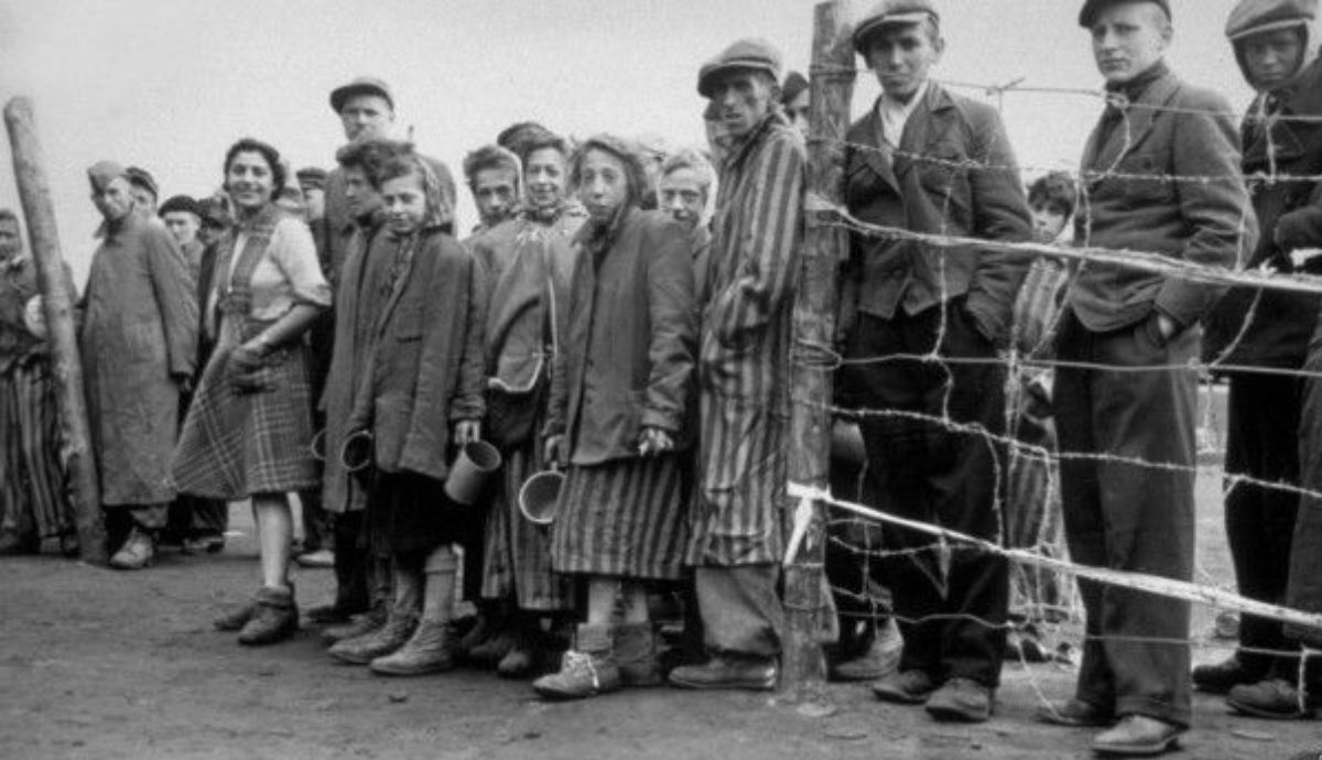 Judíos en el campo de concentración de Bergen Belsen, primero en ser liberado por las fuerzas aliadas.