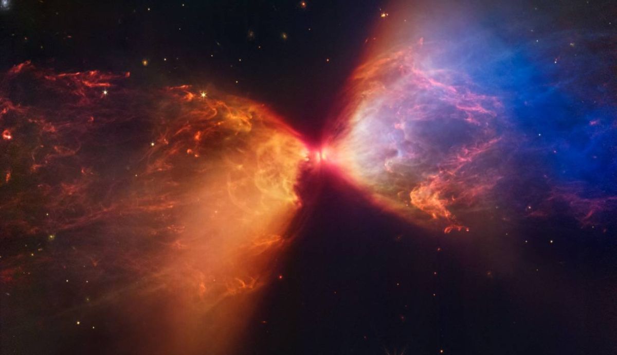 El telescopio  James Webb, uno de los avances científicos de 2022, captó un ardiente reloj de arena durante la formación de una nueva estrella.