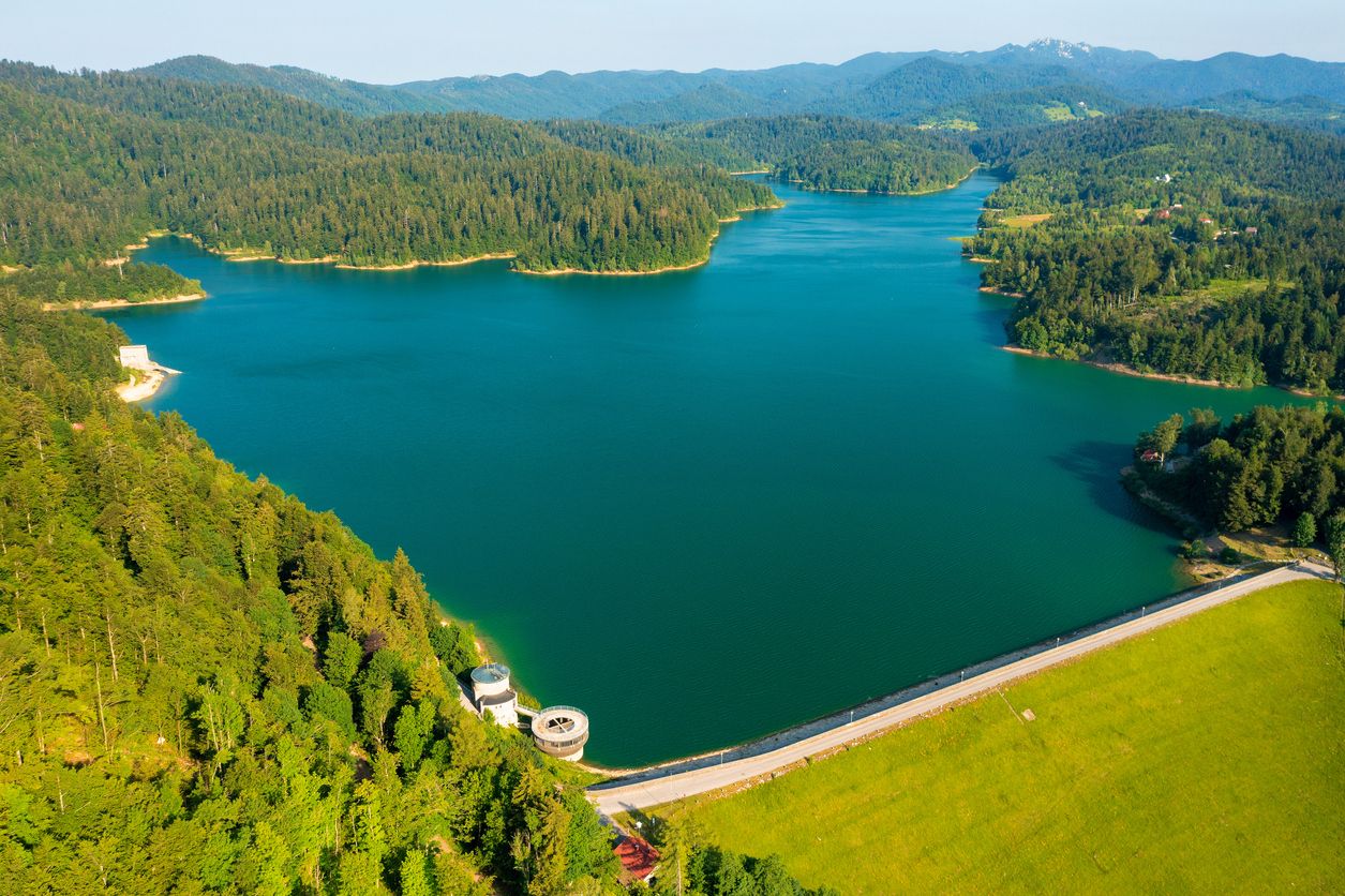 Vista aérea del lago Lokvarsko en Gorski kotar, en Croacia.