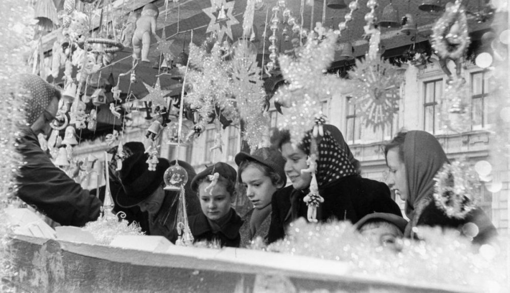 Los compradores admiran las decoraciones navideñas a la venta en un mercado navideño en Viena, Austria, el 19 de diciembre de 1953. Los compradores admiran las decoraciones navideñas a la venta en un mercado navideño en Viena, Austria, el 19 de diciembre de 1953.