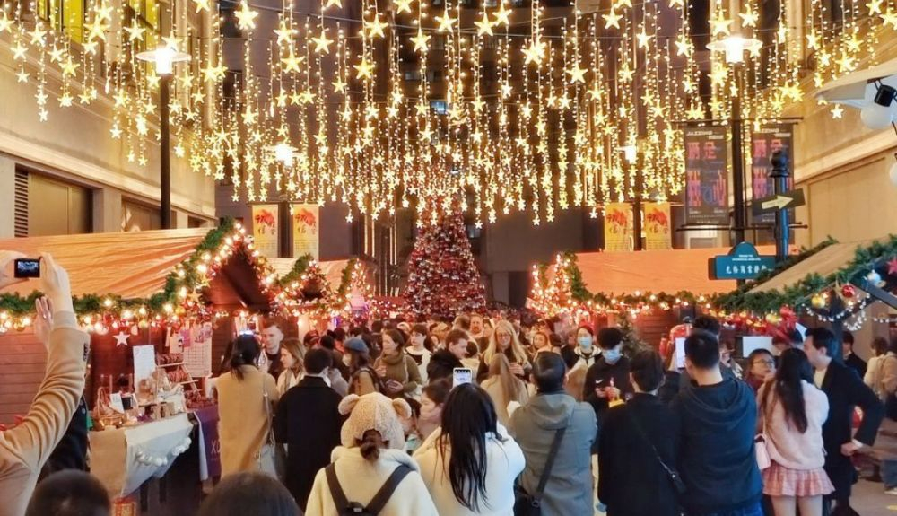 Un mercado navideño en Shanghái, China, el 10 de diciembre de 2022. Un mercado navideño en Shanghái, China, el 10 de diciembre de 2022.