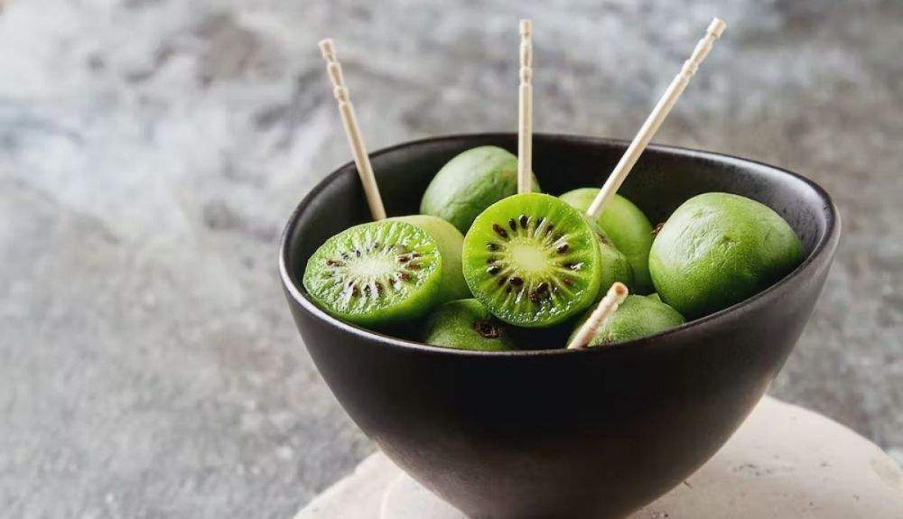 Los kiwis enanos son fuentes de fibra, vitaminas y minerales.