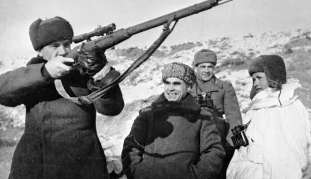 El general Chuikov y el francotirador Vasiliy Zaytsev en 1943.
