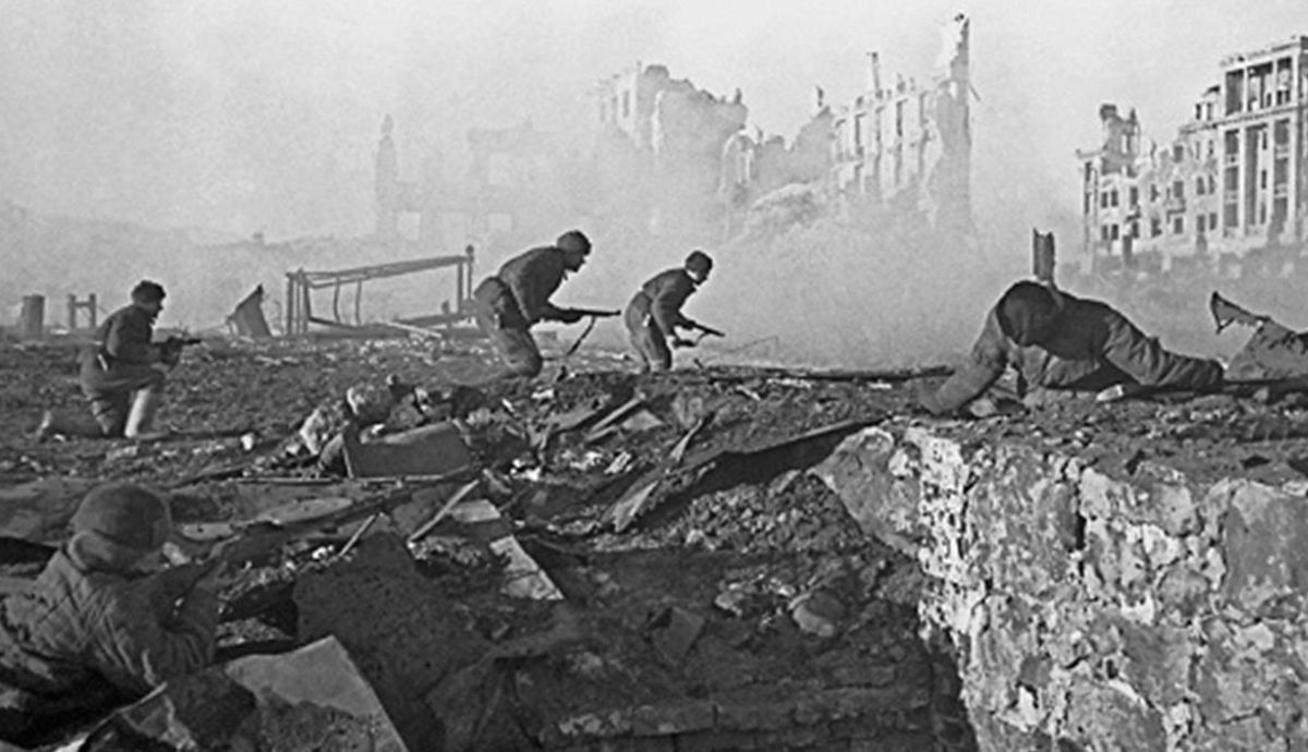 Soldados rusos durante la batalla de Stalingrado en febrero de 1943.