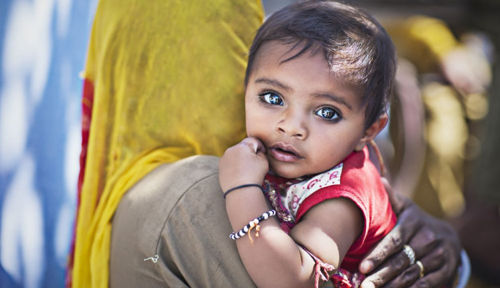 En la India, es difícil hacer un seguimiento a los bebés. En la India, es difícil hacer un seguimiento a los bebés.