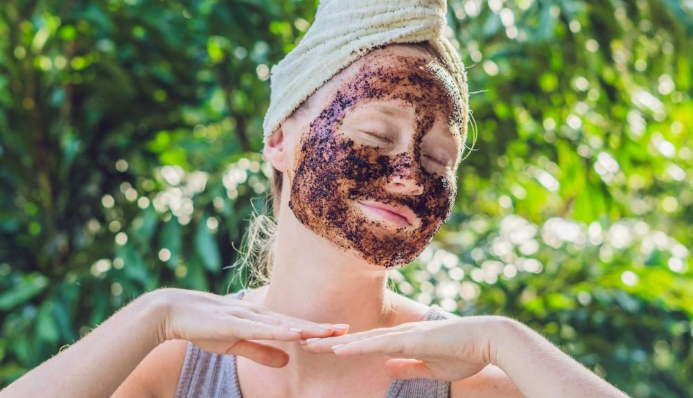 Los posos sirven para fabricar aceite facial y exfoliantes.