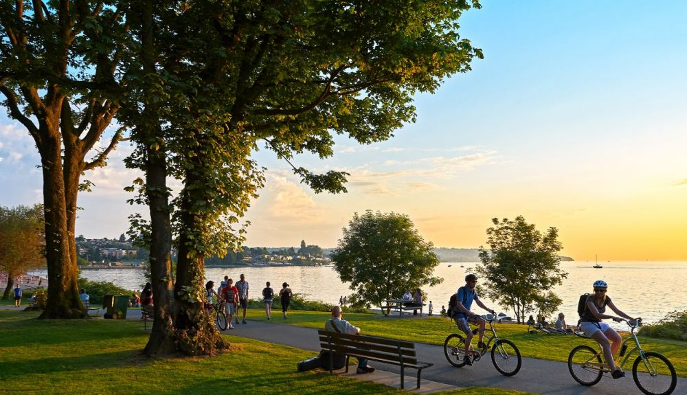 El carril bici es una parte importante en las ciudades sostenibles. El carril bici es una parte importante en las ciudades sostenibles.