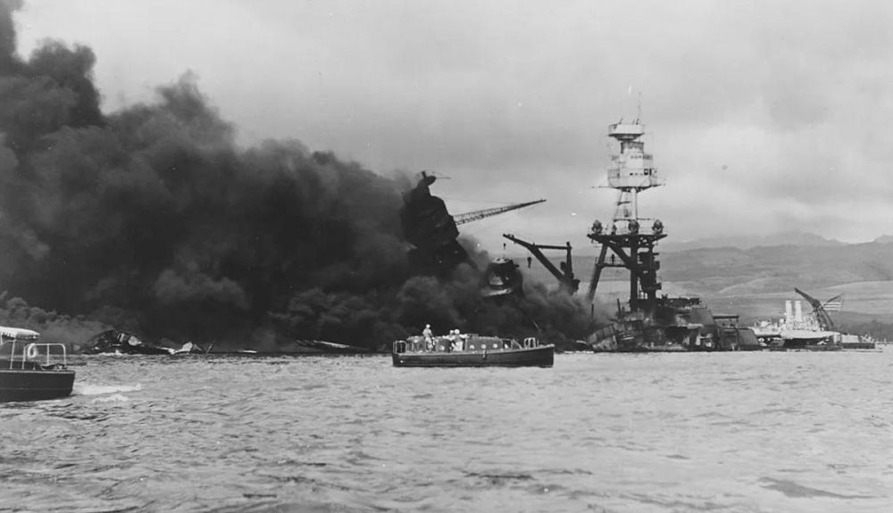 El USS Arizona explotó cuando una bomba rompió su cargador delantero. El USS Arizona explotó cuando una bomba rompió su cargador delantero.