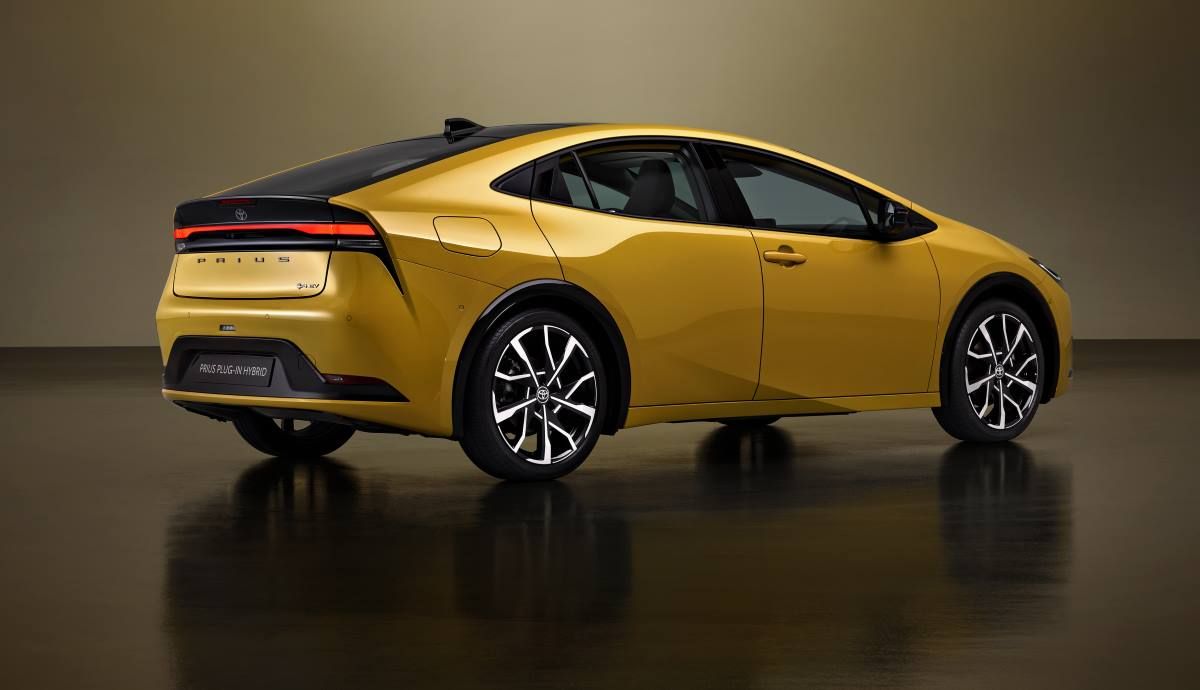 Toyota Prius plug in 2023 (trasera)