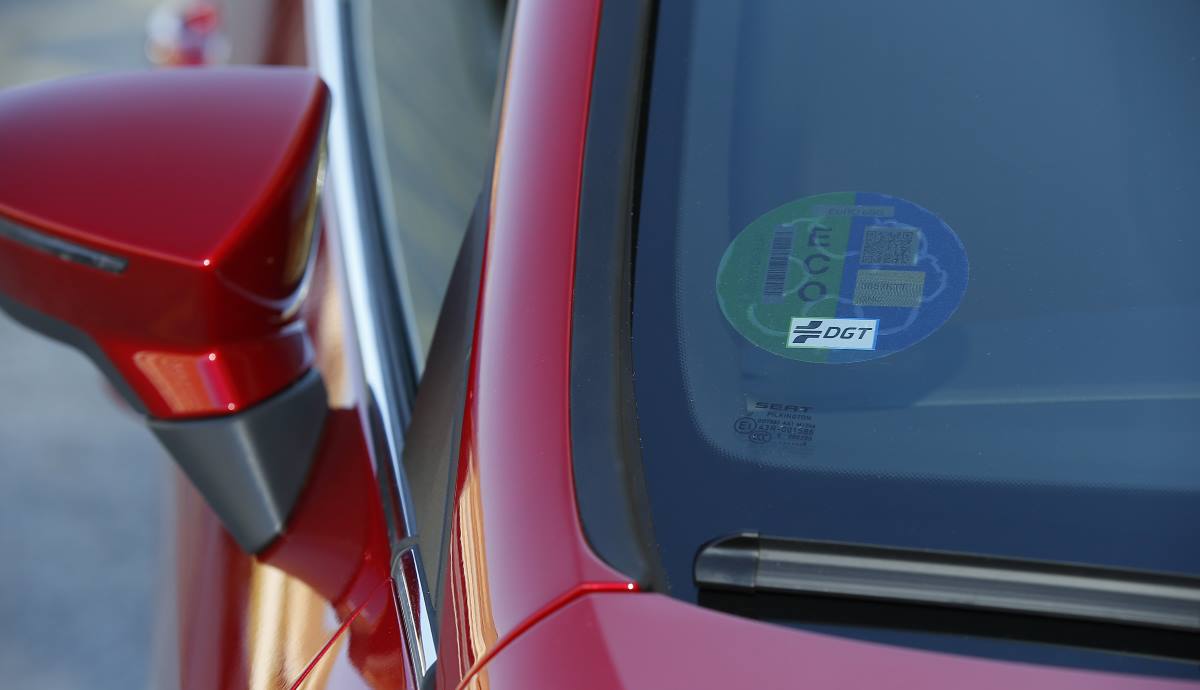 Pegatina medioambiental de la DGT en el coche, te pueden multar si no la llevas