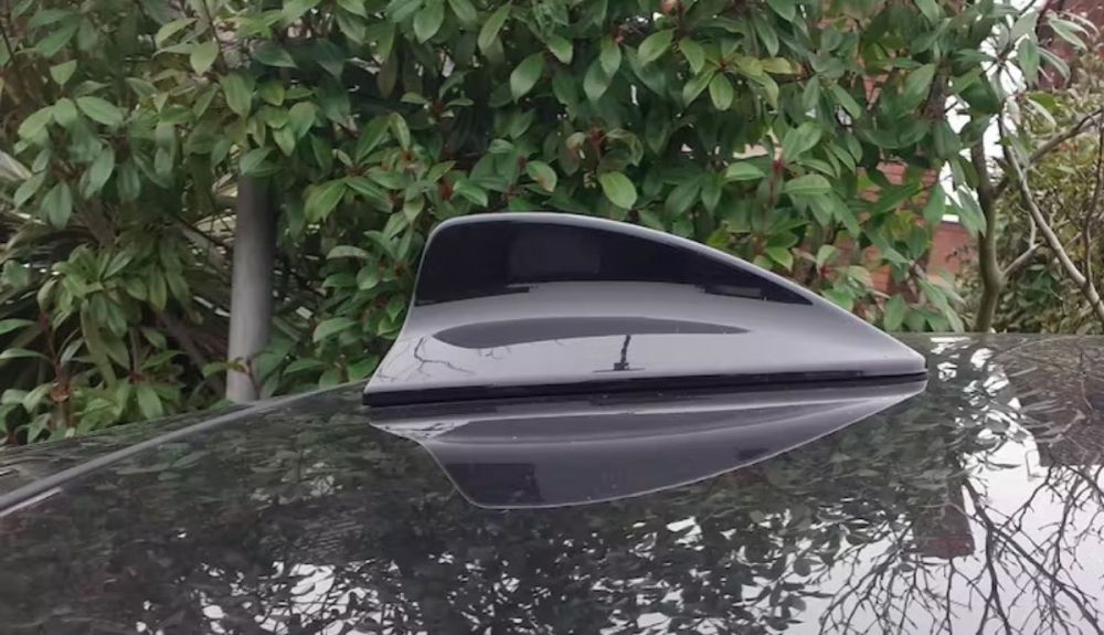 Antena de aleta de tiburón en un automóvil moderno.