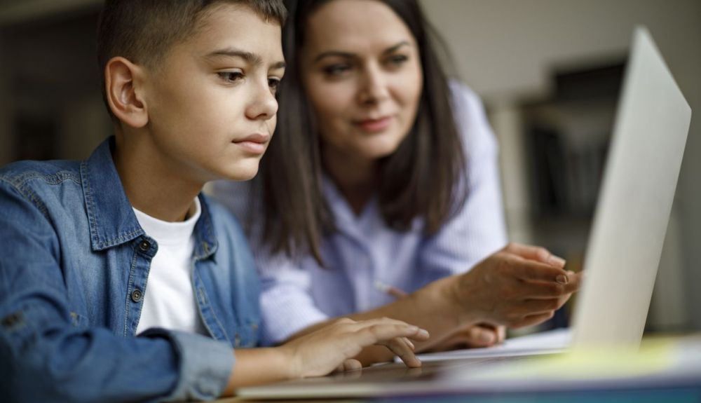La mejor manera de prevenir este problema es supervisar el uso que hacen nuestros menores de internet. La mejor manera de prevenir este problema es supervisar el uso que hacen nuestros menores de internet.