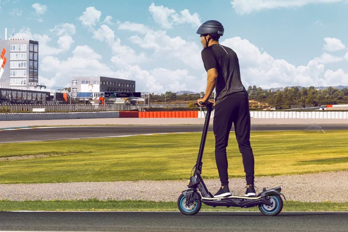 Circulación de un patinete por vías interurbanas 