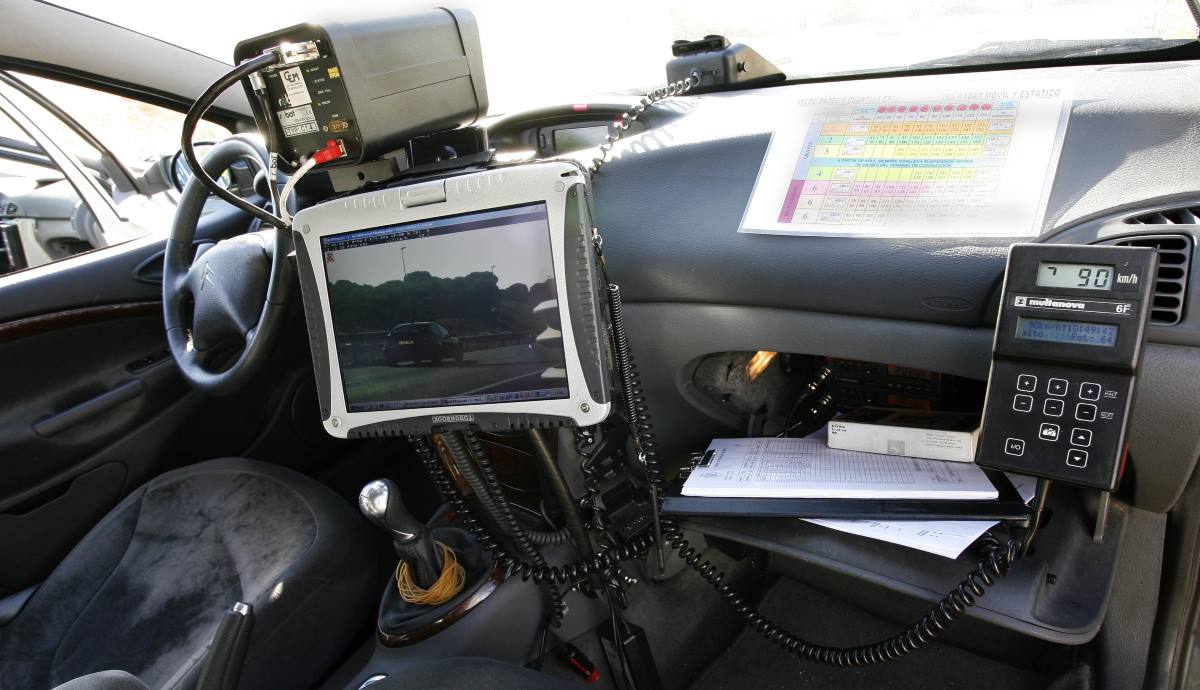 Cuánto puede ganar al mes un conductor con su coche particular como radar privado (Imagen: radar móvil equipado en el interior de un coche de la DGT)