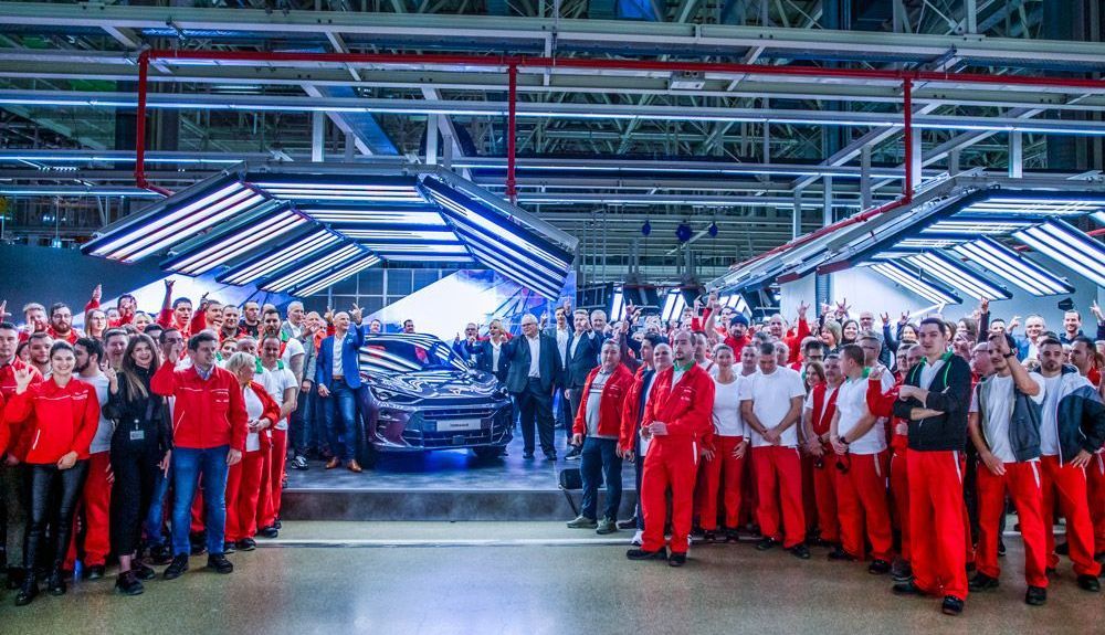 El Cupra Terramar desvelado en su fábrica de Hungría