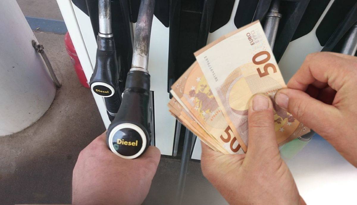 El diésel vuelve a ser más barato que la gasolina, así evolucionarán los precios de los combustibles en 2023
