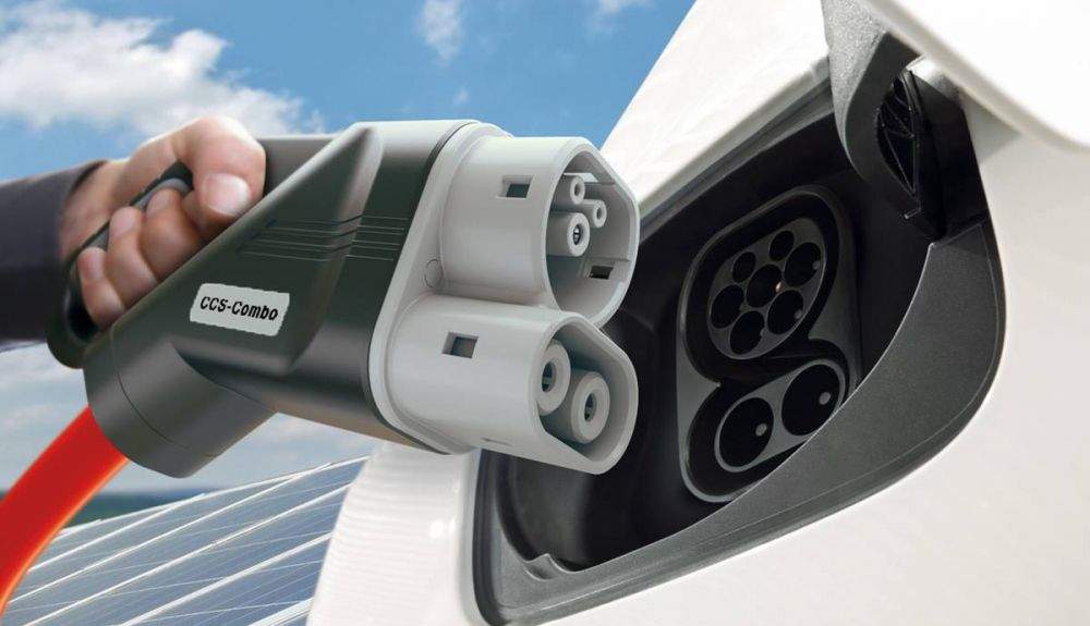 La toma de carga en un coche eléctrico