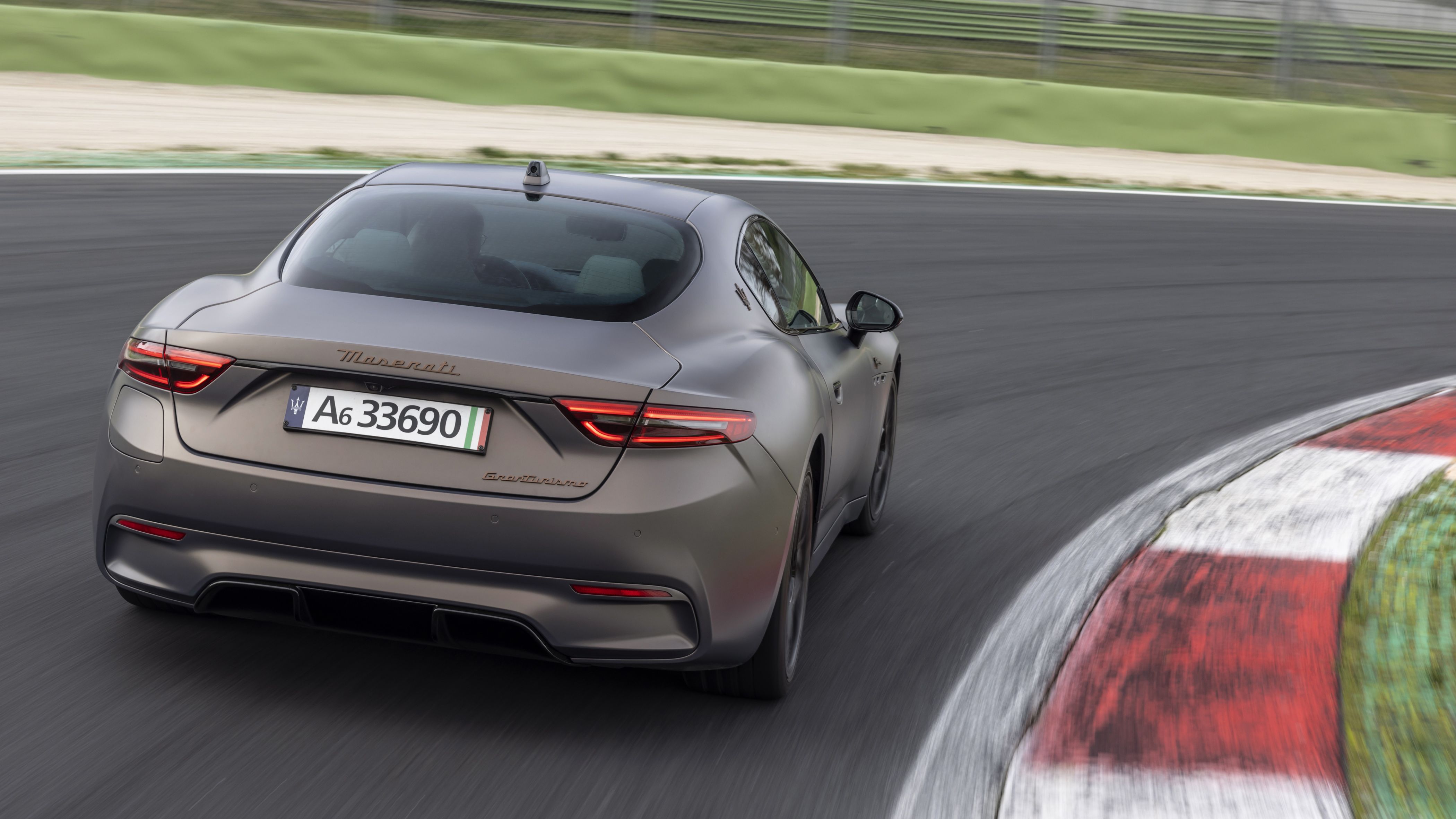 21059 MaseratiGranTurismoFolgoreCopperGlance