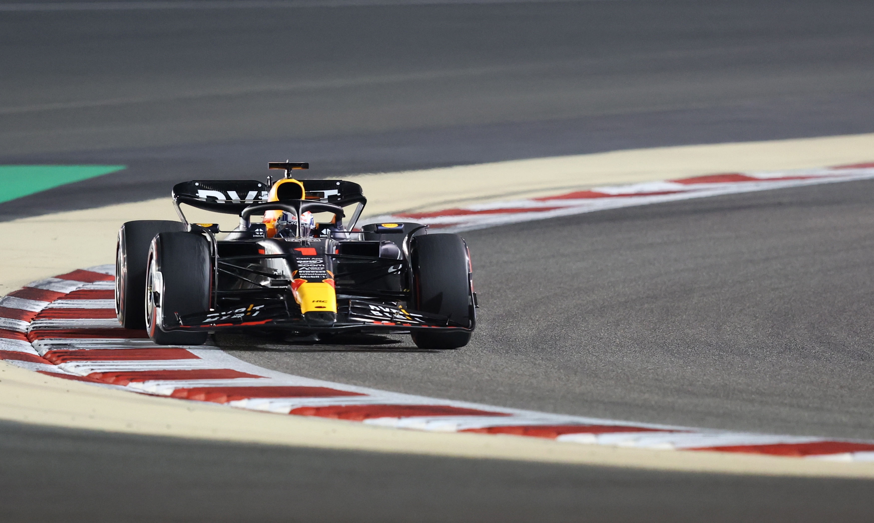 Verstappen gana en Baréin por delante de 'Checo' y Fernando Alonso; Carlos Sainz, cuarto