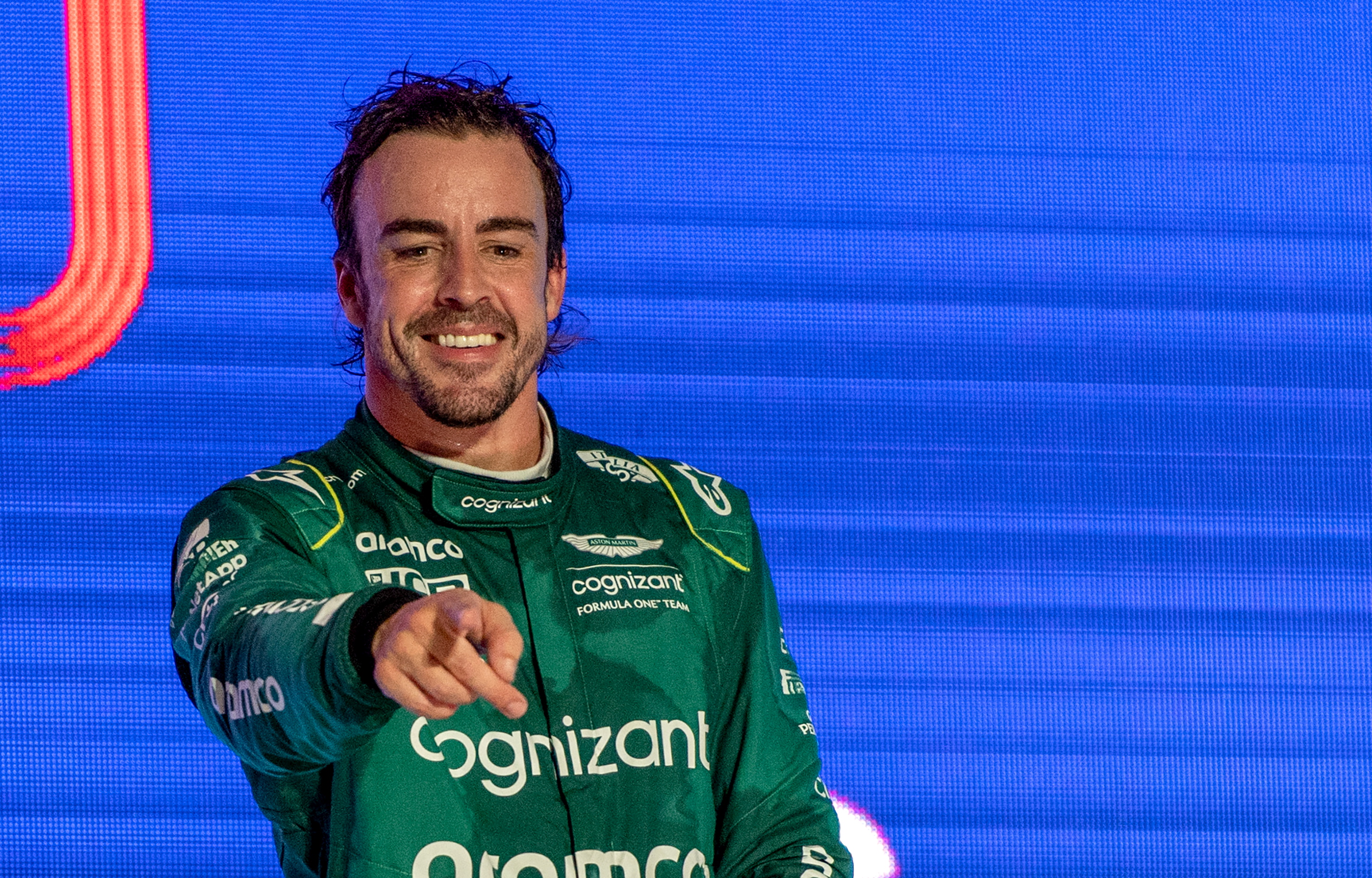 'Checo' Pérez se exhibe en Arabia y Fernando Alonso logra un podio -el 100-, ¡de ida y vuelta!