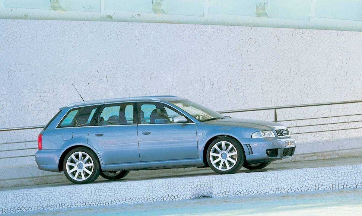 Audi RS4 Avant 2000 1