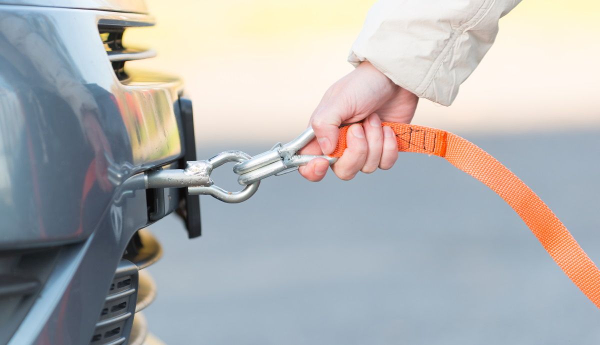 La casi desconocida tapa que llevan los coches que te ayudará en caso de emergencia